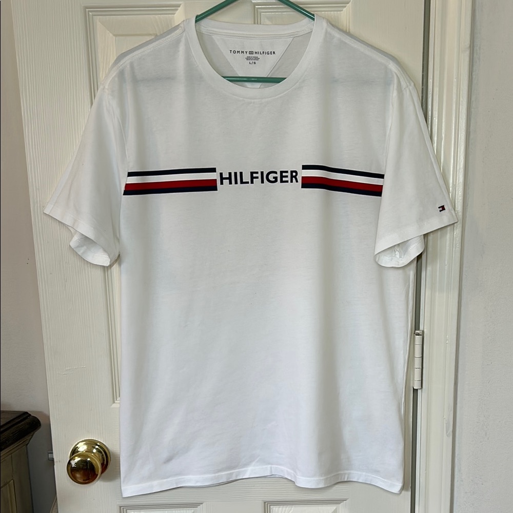 (NWOT) Tommy Hilfiger men’s Short Sleeve T-Shirt. Size Large.